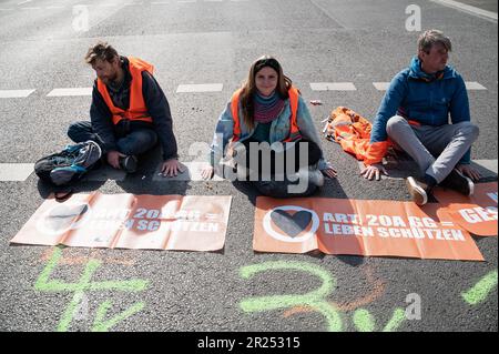 28.04.2023, Berlin, Deutschland, Europa - Klimaprotester der letzten Generation (Letzte Generation) haben sich auf den Asphalt einer Straße geklebt. Stockfoto