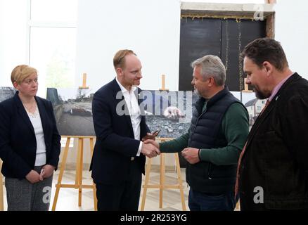 Nicht exklusiv: BUCHA, UKRAINE - 16. MAI 2023 - Bucha Stadthauptquartier Anatolii Fedoruk (2. R) schüttelt sich die Hand mit dem Abgeordneten Aron Emilsson, der die Delegatio leitet Stockfoto