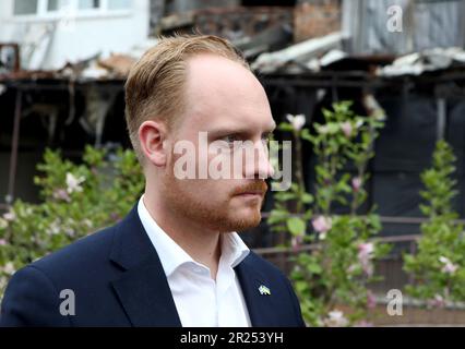 Nicht exklusiv: BUCHA, UKRAINE - 16. MAI 2023 - Vorsitzender des Ausschusses für auswärtige Angelegenheiten des schwedischen Riksdag, Abgeordneter Aron Emilsson besucht Buch Stockfoto