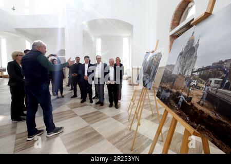 Nicht exklusiv: BUCHA, UKRAINE - 16. MAI 2023 - Bucha, Stadthauptquartier Anatolii Fedoruk (L) und Mitglieder der Delegation des Ausschusses für auswärtige Angelegenheiten Stockfoto