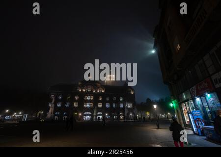 Bild des Turms des Rathauses von Subotica in der Nacht befindet sich das Rathaus von Subotica in Subotica, in der Provinz Vojvodina und der Distri Stockfoto