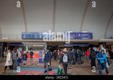 Bild der Haupthalle des Kölner Hbf-Bahnhofs, der zur DB Deutschbahn gehört, mit Schwerpunkt auf den Bildschirmen Abflugtafel und Ankunftstafel. Stockfoto