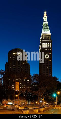 Der Metropolitan Life Insurance Company Tower und das begleitende North Building sind Leuchttürme, wenn der Madison Square Park in Manhattan im Morgengrauen eintrifft. Stockfoto