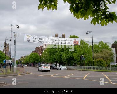 South Lanarkshire, Schottland, Großbritannien. 12. Mai 2023: Ein großes Banner zur Feier der Krönung von König Karl III. Des Vereinigten Königreichs und des 14. Anderen Stockfoto