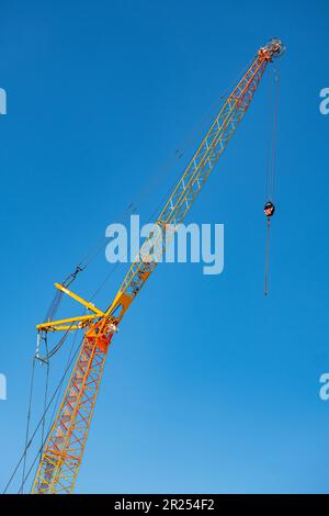 Kraneinheit, isoliert gegen tiefblauen Himmel, auf Baustelle UK Stockfoto