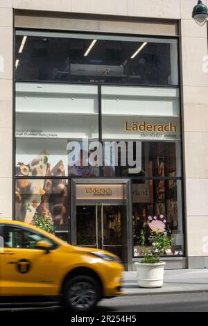 Laderach ist ein ausgezeichneter Schweizer Schokoladenhersteller, der sich 2023 in der Fifth Avenue in New York City, USA, befindet Stockfoto