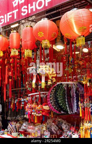 Der Chinatown Gift Shop bietet eine Vielzahl von Souvenirs, 2023, New York City, USA Stockfoto