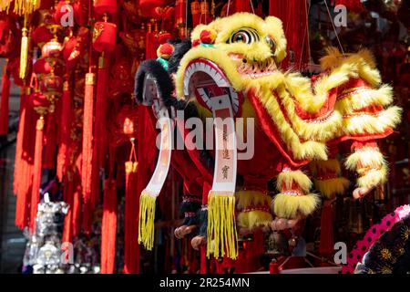 Der Chinatown Gift Shop bietet eine Vielzahl von Souvenirs, 2023, New York City, USA Stockfoto