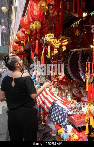 Der Chinatown Gift Shop bietet eine Vielzahl von Souvenirs, 2023, New York City, USA Stockfoto