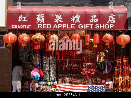 Der Chinatown Gift Shop bietet eine Vielzahl von Souvenirs, 2023, New York City, USA Stockfoto