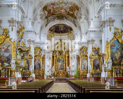 Deckenfresken und Hochaltar im barocken Marienmünster, Diessen, Oberbayern, Deutschland, Europa Stockfoto