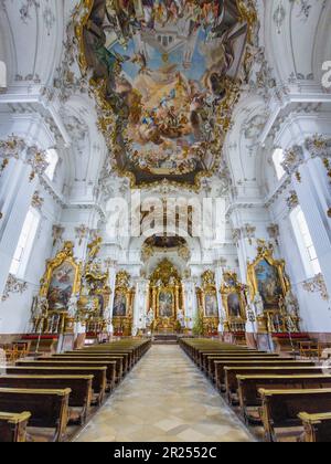 Deckenfresken und Hochaltar im barocken Marienmünster, Diessen, Oberbayern, Deutschland, Europa Stockfoto