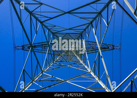 Power Line, Electricity Pylon Low Angle View von unten, Bayern, Deutschland, Europa Stockfoto