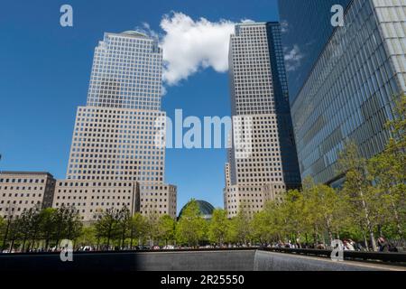 Das 911 Memorial und der Brookfield Place sind beliebte Touristenziele im Finanzviertel 2023 in New York City, USA Stockfoto