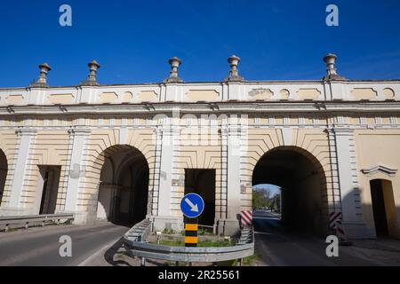 Bild des Eingangs zur Beogradska kapija in der Festung Petrovaradin in belgrad, Serbien. Die Festung Petrovaradin hat den Spitznamen „Gibraltar on/of the Da“ Stockfoto