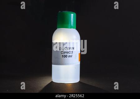 Bild einer auf schwarzem Hintergrund isolierten Glyzerin-Plastikflasche. Eine solche Flasche Glycerin wird zur Wundreinigung im Gesundheitswesen verwendet. Stockfoto