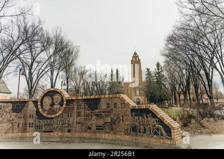 Rouleauville Square Wall und der Turm der St. Mary's Cathedral in Calgary, Alberta, Kanada - Mai 2023. Hochwertiges Foto Stockfoto