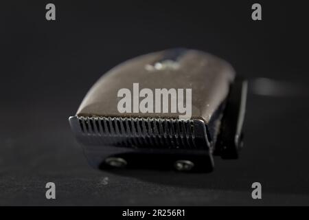 Bild eines elektrischen Haarschneiders oder Trimmers, isoliert auf schwarzem Hintergrund. Stockfoto
