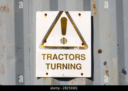 Traktoren wenden Warnschild auf einem alten Bauernhaus. Stockfoto