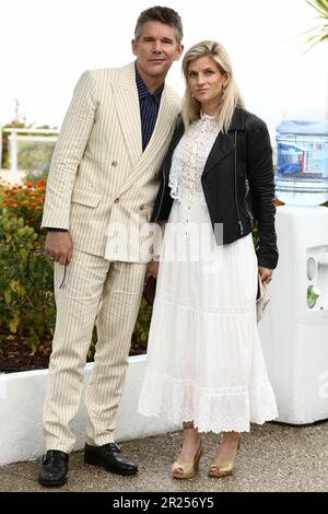 17. Mai 2023, Cannes, Cote d'Azur, Frankreich: ETHAN HAWKE und seine Frau RYAN HAWKE (nÃ SHAWHUGHES) nehmen am 17. Mai 2023 in Cannes, Frankreich, am 76. Jährlichen Filmfestival von Cannes im Palais des Festivals an der Fotoaufzeichnung für „Strange Way of Life“ Teil (Bild: © Mickael Chavet/ZUMA Press Wire) NUR REDAKTIONELLE VERWENDUNG! Nicht für den kommerziellen GEBRAUCH! Stockfoto