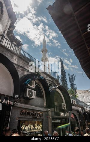 Straße voller Menschen und Geschäfte in der Nähe des Kapalicarsi Markts in Istanbul, Türkei, auf der europäischen Seite. Stockfoto