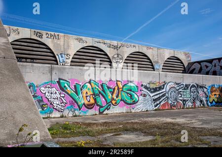 Graffiti bedeckt und verfallen von Strukturen von Linnahall, ursprünglich der V.I. Lenin-Palast der Kultur und des Sports in Tallinn, Estland Stockfoto