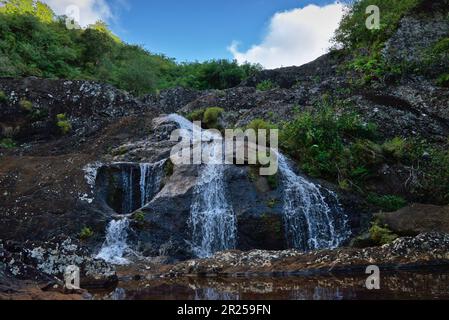 Ein wunderschöner Wasserfall inmitten von Felsen. Naturhintergrund. Stockfoto