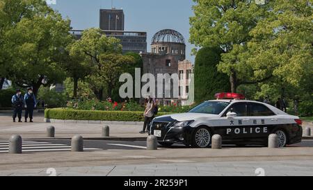 Hiroshima, Japan. 17. Mai 2023. Mitglied der Polizeibeamten der Präfektur Gifu und des Streifenwagens der Polizei der Präfektur Osaka werden am Mittwoch, den 17. Mai 2023, im Hiroshima Peace Memorial Park in Hiroshima, Präfektur Hiroshima, Japan, Patrouillen gesehen. Foto: Keizo Mori/UPI Credit: UPI/Alamy Live News Stockfoto