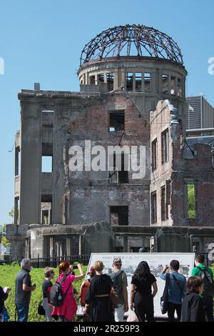 Hiroshima, Japan. 17. Mai 2023. Touristen können am Mittwoch, den 17. Mai 2023, am Atombombendom in Hiroshima, Präfektur Hiroshima, Japan, Fotos machen. Foto: Keizo Mori/UPI Credit: UPI/Alamy Live News Stockfoto