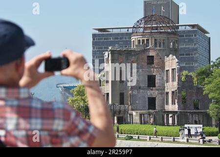 Hiroshima, Japan. 17. Mai 2023. Touristen können am Mittwoch, den 17. Mai 2023, am Atombombendom in Hiroshima, Präfektur Hiroshima, Japan, Fotos machen. Foto: Keizo Mori/UPI Credit: UPI/Alamy Live News Stockfoto