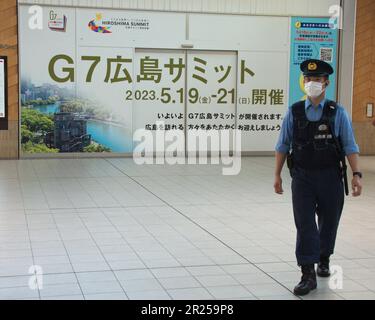 Hiroshima, Japan. 17. Mai 2023. Ein Mitglied der Präfektur Yamagata wird am Mittwoch, den 17. Mai 2023, am Bahnhof Hiroshima in Hiroshima, Präfektur Hiroshima, Japan, Patrouillen gesehen. Foto: Keizo Mori/UPI Credit: UPI/Alamy Live News Stockfoto