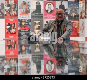 Wiesbaden, Deutschland. 17. Mai 2023. Filmregisseur Volker Schlöndorff steht in der Ausstellung „Volker Schlöndorff. Von Wiesbaden zur Welt" vor Filmposten. Die Ausstellung in der FilmBühne Caligari zeigt Publikationen und Filmserien über das Leben und Werk des preisgekrönten Filmemachers vom 19. Mai bis 18. Juni 2023. Kredit: Arne Dedert/dpa/Alamy Live News Stockfoto