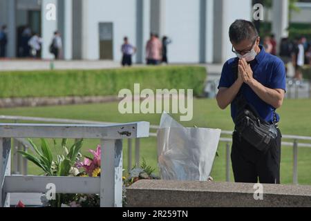 Hiroshima, Japan. 17. Mai 2023. Touristen beten am Mittwoch, den 17. Mai 2023 im Hiroshima Peace Memorial Park in Hiroshima, Präfektur Hiroshima, Japan. Foto: Keizo Mori/UPI Credit: UPI/Alamy Live News Stockfoto