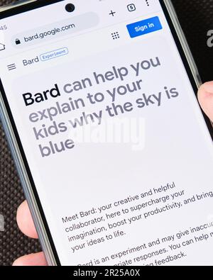 Google Bard AI Chat bot-Homepage auf dem Telefonbildschirm. Bard ist ein dialogorientierter, generativer Chatbot mit künstlicher Intelligenz, der auf einem großen Sprachmodell basiert Stockfoto