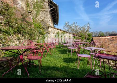 Gerberoy ist nicht das schönste Dorf Frankreichs - ein Mann, der auf der Straße läuft - eine leere Terrasse| Gerberoy avec ses rues pavees Typiques, ses toitu Stockfoto