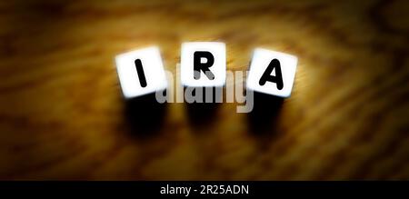 Die IRA hat sich mit Würfeln für die Vorsorgeplanung und die Sparinvestitionen ausgeschrieben Stockfoto