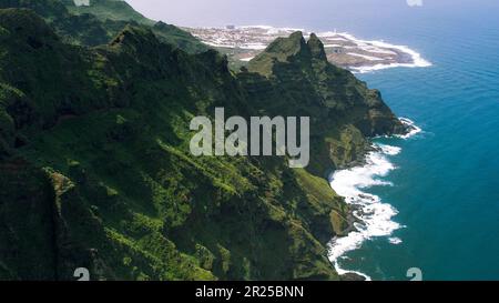 Grüne Bergkette an der Meeresküste in der Nähe der Stadt Punta del Hidalgo. Ländlicher Park in Anaga auf Teneriffa, Kanarische Inseln. Stockfoto