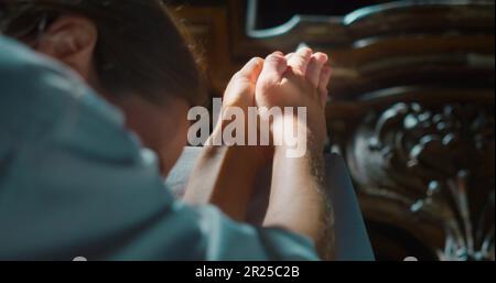 Eine Frau hob ihre Hand in den Himmel, in Gottesdienst in der Kirche. Gebete Hände im Gebet. Stockfoto