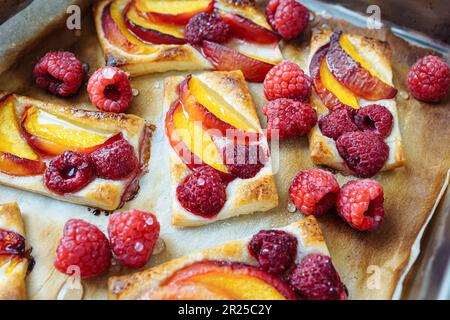 Süße Frucht- und Beerenkuchen auf Shortcrust-Gebäck Stockfoto