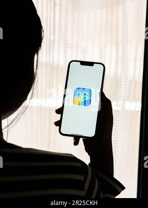 West Bangal, Indien - 10. August 2022 : IOS 16 auf dem Bildschirm. Stockfoto