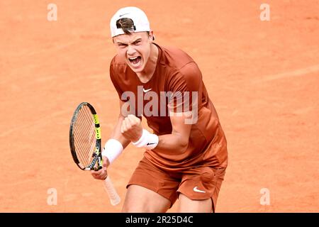 Holger Rune von Dänemark feiert nach dem Sieg nach seinem Spiel gegen Novak Djokovic von Serbien beim Internazionali BNL d'Italia Tennis Turnier im Foro Italico in Rom, Italien am 17. Mai 2023. Stockfoto