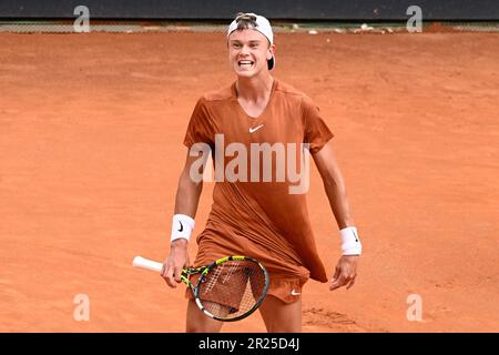 Holger Rune von Dänemark feiert nach dem Sieg nach seinem Spiel gegen Novak Djokovic von Serbien beim Internazionali BNL d'Italia Tennis Turnier im Foro Italico in Rom, Italien am 17. Mai 2023. Stockfoto