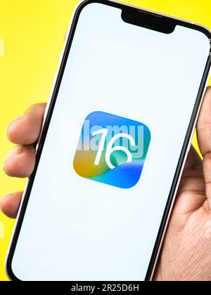 West Bangal, Indien - 10. August 2022 : IOS 16 auf dem Bildschirm. Stockfoto