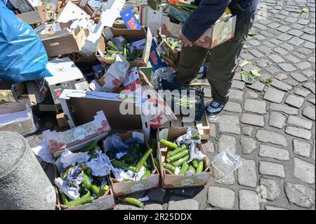 DEUTSCHLAND, Hamburg, Lebensmittelabfälle am Marktende, Lebensmittelsammler / DEUTSCHLAND, Hamburg, Fischmarkt, unverkaufte Nahrungsmittel gehen in den Müll nach Marktende, Nahrungsretter Stockfoto