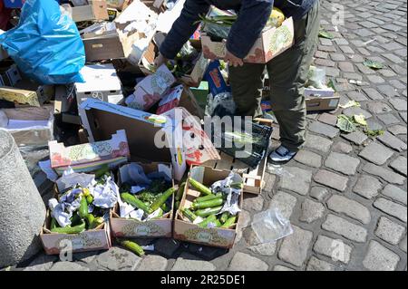 DEUTSCHLAND, Hamburg, Lebensmittelabfälle am Marktende, Lebensmittelsammler / DEUTSCHLAND, Hamburg, Fischmarkt, unverkaufte Nahrungsmittel gehen in den Müll nach Marktende, Nahrungsretter Stockfoto