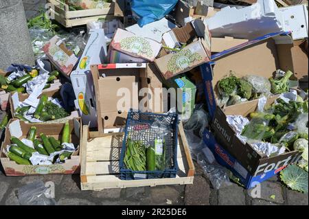 DEUTSCHLAND, Hamburg, Lebensmittelabfälle am Marktende / DEUTSCHLAND, Hamburg, Fischmarkt, unverkaufte Nahrungsmittel gehen in den Müll nach Marktende Stockfoto