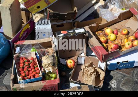 DEUTSCHLAND, Hamburg, Lebensmittelabfälle am Marktende / DEUTSCHLAND, Hamburg, Fischmarkt, unverkaufte Nahrungsmittel gehen in den Müll nach Marktende Stockfoto