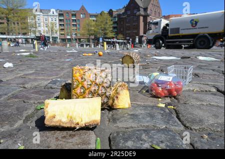 DEUTSCHLAND, Hamburg, Lebensmittelabfälle am Marktende / DEUTSCHLAND, Hamburg, Fischmarkt, unverkaufte Nahrungsmittel gehen in den Müll nach Marktende Stockfoto