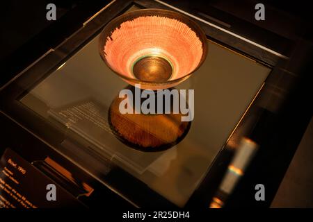 Lucie Rie: The Adventure of Pottery, Ausstellung im Kettles Yard Cambridge UK 2023. Mai Bowl 1990, ihre letzte Arbeitsinformation von Kettles Yard Website: Dies Stockfoto