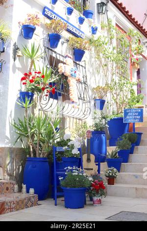 Das Haus mit den blauen Töpfen, befindet sich auf vielen steilen Treppensteigen in Alicante, Spanien. Dieses und die benachbarten Häuser sind bei Touristen beliebt. Stockfoto